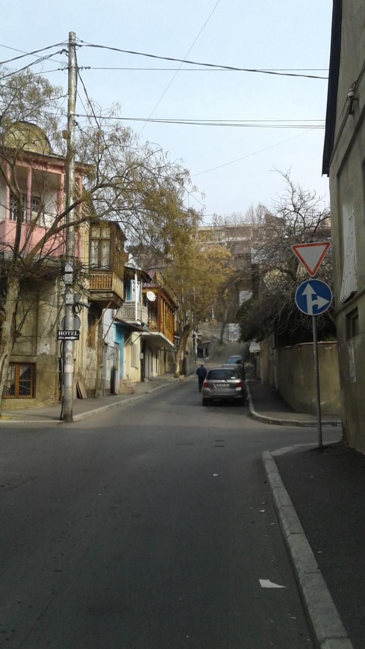 Guesthouse Different Тбілісі Екстер'єр фото