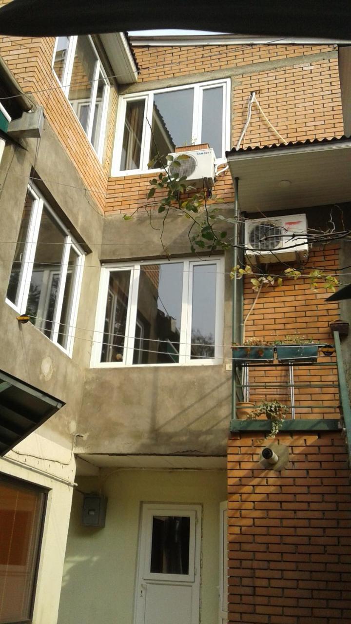 Guesthouse Different Тбілісі Екстер'єр фото