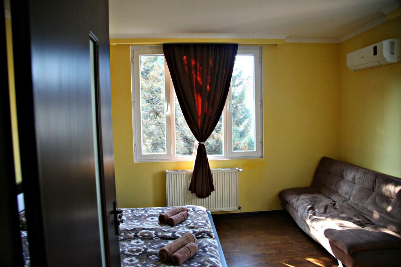 Guesthouse Different Тбілісі Екстер'єр фото
