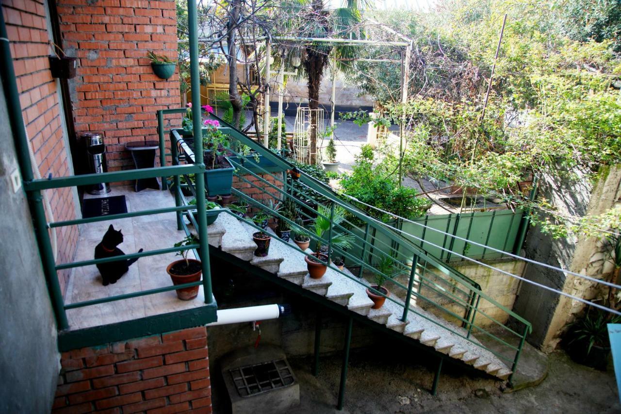 Guesthouse Different Тбілісі Екстер'єр фото