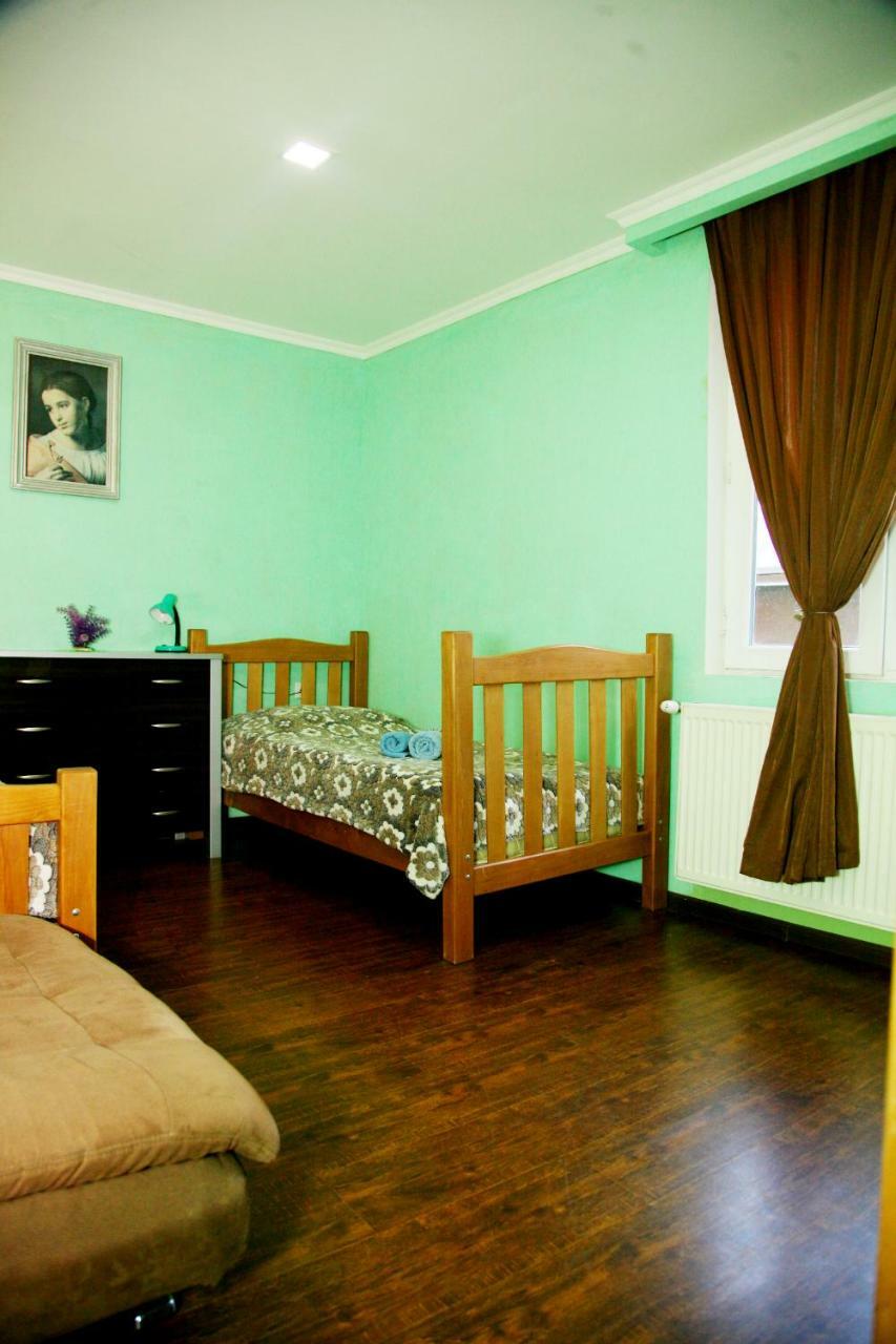 Guesthouse Different Тбілісі Екстер'єр фото
