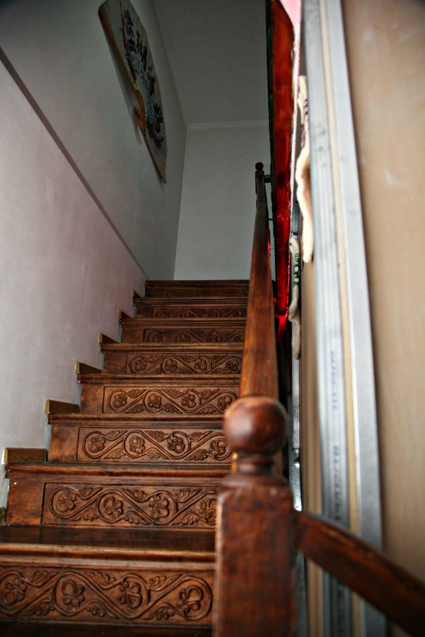 Guesthouse Different Тбілісі Екстер'єр фото