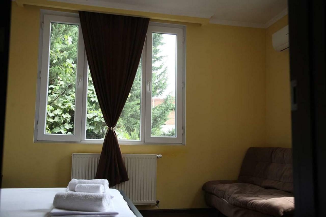 Guesthouse Different Тбілісі Екстер'єр фото